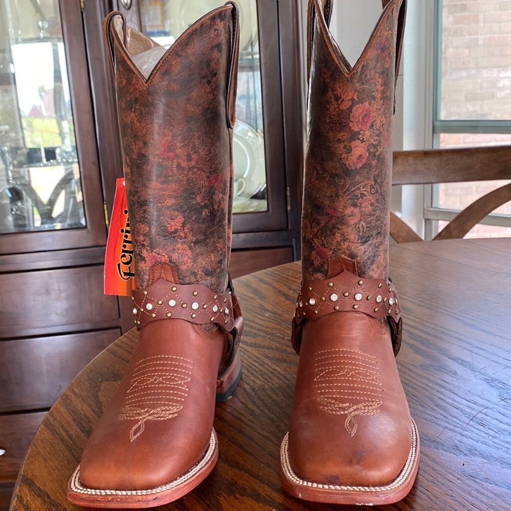 NWT womens boots